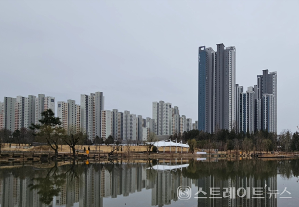 전북 전주의 청약 1순위자의 4명 중 1명인 6만여명이 포스코이앤씨의 '에코시티 더샵 4차'에 통장을 사용, 1순위 경쟁률이 191 대 1을 넘어섰다. 사진은 에코시티 전경.