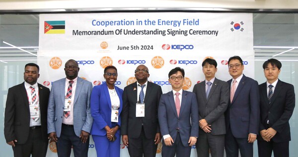 MOU 단체기념촬영(왼쪽에서 네번째)모잠비크 전력청장 (왼쪽에서 다섯번째) 한전 전찬혁 해외사업개발단장