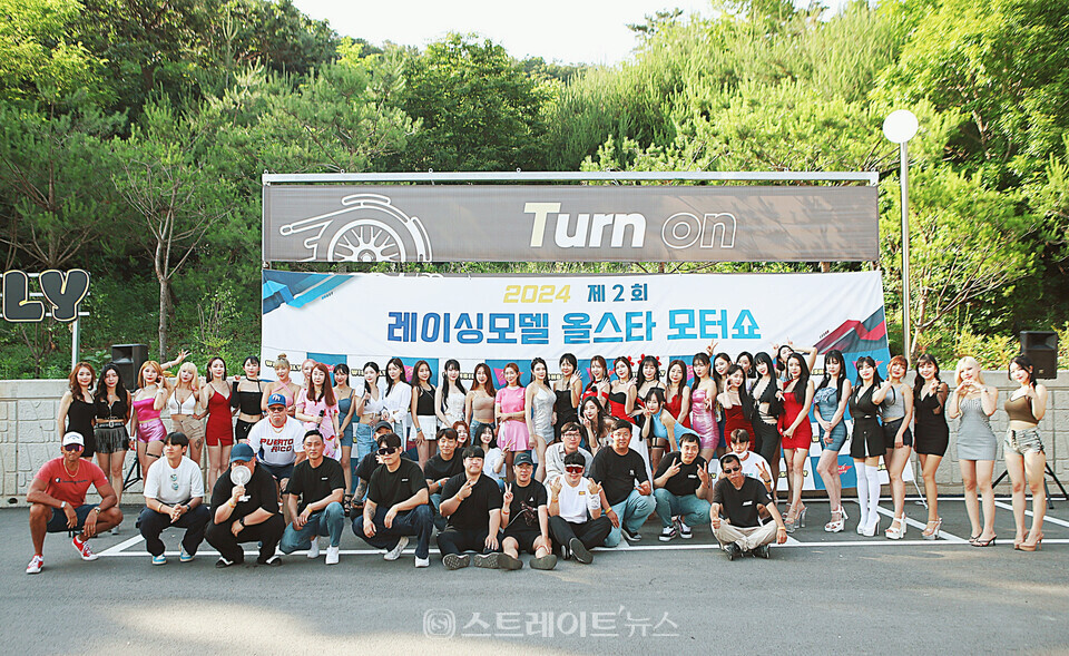 퍼니지컴퍼니 2024 올스타 모터쇼에 참가한 레이싱모델과 전시 차량 차주들. 양용은 기자 taeji1368@naver.com