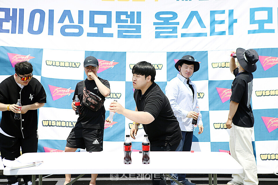 콜라 빨리먹기 대회에 참가한 관람객들. 양용은 기자 taeji1368@naver.com