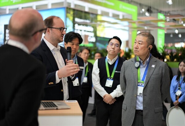 구자은 LS그룹 회장(맨 오른쪽)이 지난 4월 ‘독일 하노버 메세 2024’의 LS일렉트릭 부스에서 제품에 대한 설명을 듣고 있다. LS그룹 제공