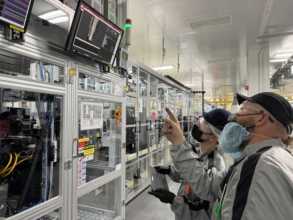 지난달 30일(현지시간) 미국 테네시주의 얼티엄셀즈 제2공장에서 현지 직원들이 배터리 생산 현황을 점검하고 있다. LG에너지솔루션 제공