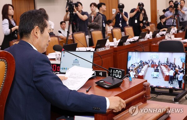 정청래 법제사법위원장이 14일 국회에서 열린 법사위 전체회의를 주재하고 있다. 연합뉴스