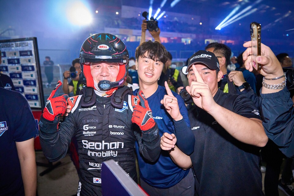 서한 GP 장현진(오른쪽)이 차량에서 내린 뒤 기뻐하고 있다. 슈퍼레이스 제공