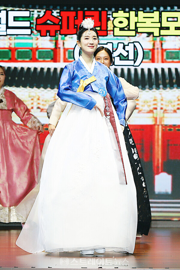 제6회 월드 슈퍼퀸 한복모델선발대회 1본선 참가자 신연수. 양용은 기자 taeji1368@naver.com