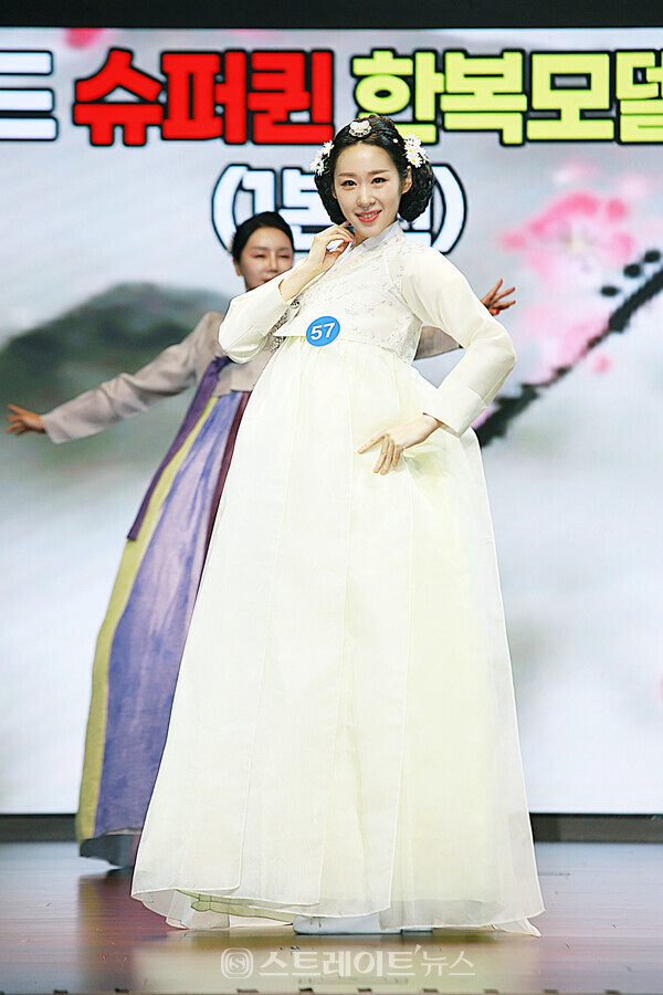 제6회 월드 슈퍼퀸 한복모델선발대회 1본선 참가자 김윤지. 양용은 기자 taeji1368@naver.com