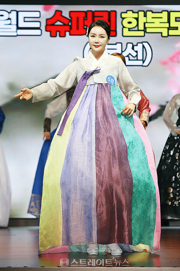 제6회 월드 슈퍼퀸 한복모델선발대회 1본선 참가자 김나연. 양용은 기자 taeji1368@naver.com