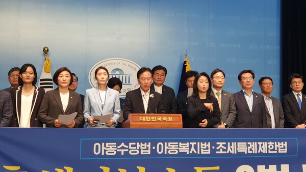 더불어민주당 소속 국회 기획재정위원회 간사인 정태호 의원이 17일 오전 국회소통관에서 ‘출생기본소득3법’ 발의 내용을 발표하고 있다. 이제항 선임기자 