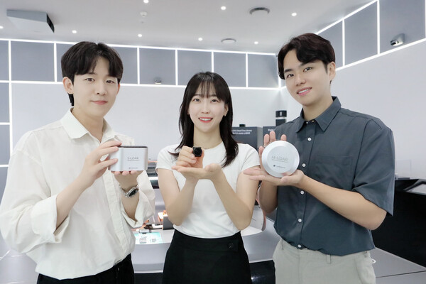 LG이노텍 임직원들이 차량 센싱 솔루션 핵심 부품인 '고성능 LiDAR'(왼쪽∙오른쪽) 및 '고성능 히팅 카메라 모듈'(가운데)을 선보이고 있다. LG이노텍 제공