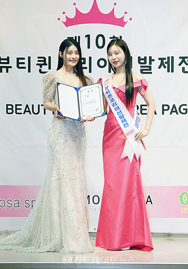 ​‘2024 뷰티퀸코리아선발제전’ 베스트드레서 수상자 최채원(오른쪽)과 ‘2022 자연미인선발제전’ 선 전영주 기념촬영. 양용은 기자 taeji1368@naver.com