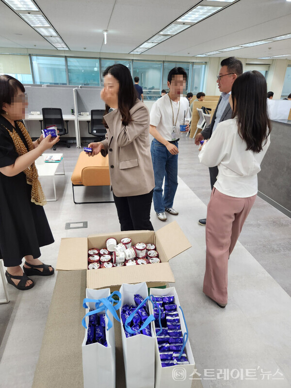 아이스크림과 함께 자사 ACE ETF와 동명(同名)의 과자를 들고 27일 여의도 금융투자협회 기자실을 찾은 한국투자신탁운용 홍보실 직원들이 기자들과 담소를 나누는 모습.