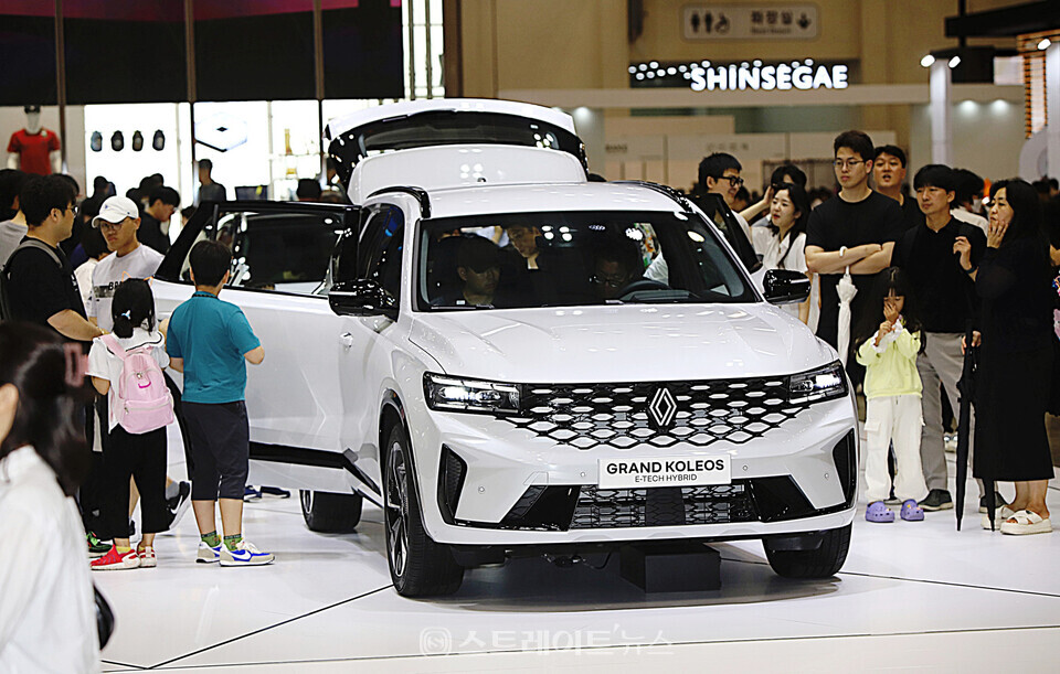 지난 29일 2024 부산모빌리티쇼를 찾은 관람객들이 르노코리아 부스에서 신형 SUV 그랑 콜레오스를 둘러보고 있다. 양용은 기자 taeji1368@naver.com