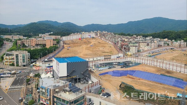 대우건설과 GS건설, SK에코플랜트가 성남 수정구 산성주택재개발구역에서 분양 중인 '산성역 헤리스톤'(사진 모델하우스와 건설현장)이 특별공급에서 역 헤리스톤'이 127.25 대 1, 11.78 대 1의 경쟁률을 보였다고 청약홈은 밝혔다. (사진 함영원 기자)