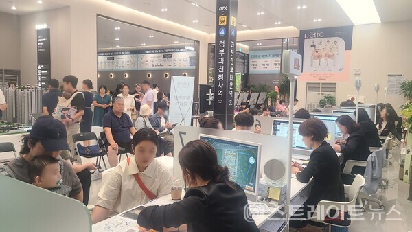 대방건설이 경기도 과천시 문원동 지식정보타운 S2블록에 들어설 '과천 디에트르 퍼스티지'가 특별공급에서 수도권 무주택자 3.6만여명이 쇄도,  평균 127.25 대 1을 기록했다고 청약홈은 밝혔다.(사진 : 함영원 기자)