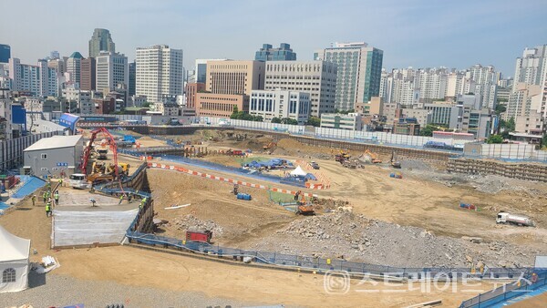 GS건설과 현대건설이 서울 마포 공덕1 주택재건축지구에서 일반분양 중인 '마포자이힐스테이트 라첼스'(건설현장)가 특별공급에서 58.85 대 1의 경쟁률을 기록했다고 청약홈은 밝혔다.(사진 : 함영원 기자)