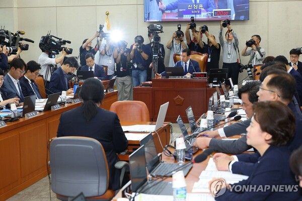 신정훈 국회 행안위원장이 2일 오전 국회에서 열린 행정안전위원회 전체회의를 진행하고 있다. 연합뉴스
