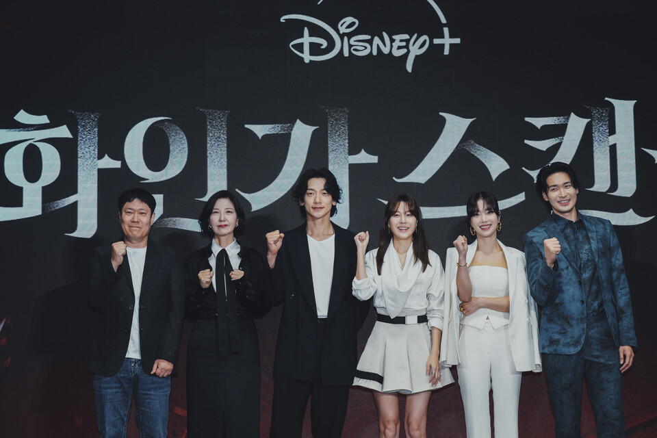 박홍균 감독(왼쪽부터), 서이숙, 정지훈, 김하늘, 기은세, 정겨운 ‘화인가 스캔들’ 제작발표회 단체기념촬영. 디즈니 플러스 제공