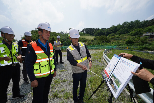 한문희 코레일 사장(사진 오른쪽 두 번째)이 4일 오후 중부내륙선 금가~충주 구간의 선로 시설물 복구 현황을 보고받고 있다.
