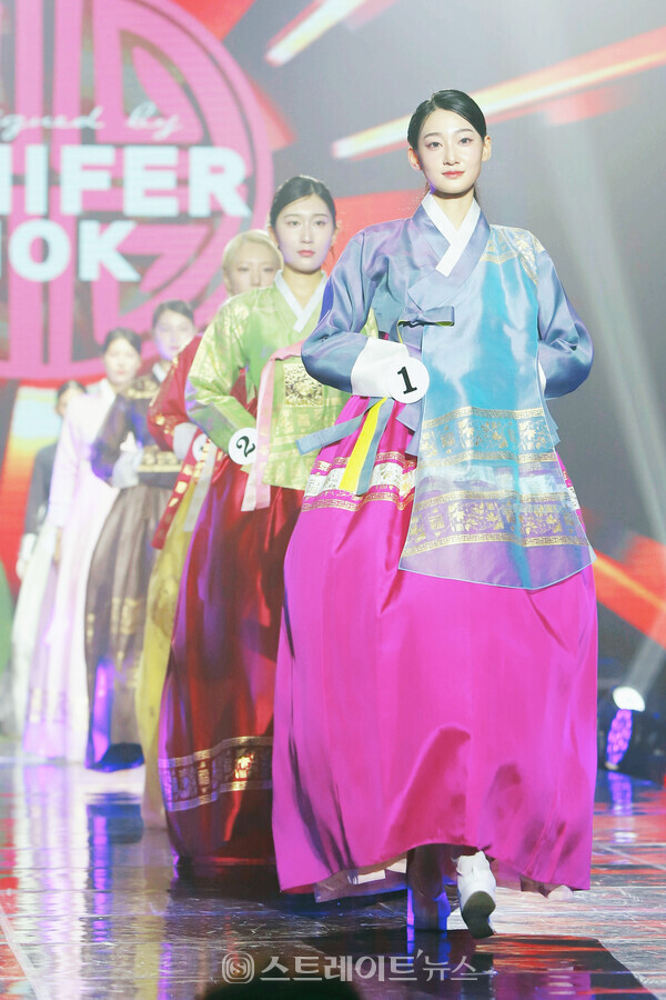 ‘2024 페이스 오브 코리아’ 오프닝 무대 아산 시그니처 한복패션쇼에서 대회 출전 모델들이 피날레를 장식하고 있다. 양용은 기자 taeji1368@naver.com