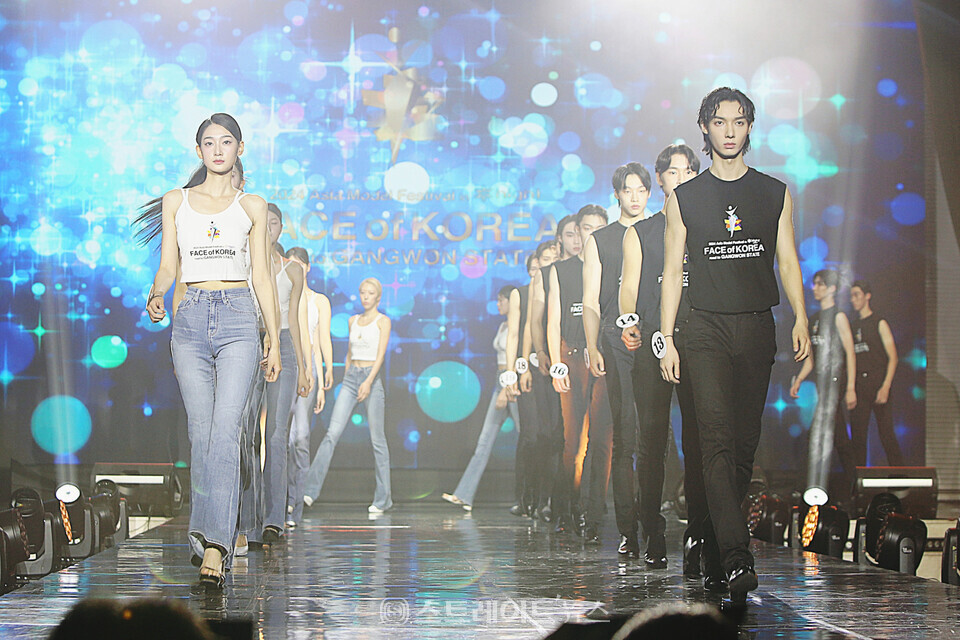 ‘2024 페이스 오브 코리아’ 24인의 대회 출전 모델들의 단체 유니폼 런웨이. 양용은 기자 taeji1368@naver.com