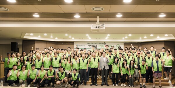 DB손해보험 임직원과 농구단 선수들이 지난 6일 원주시 일대 취약계층 주거 환경 개선을 위한 '러브하우스' 봉사활동 진행 후 촬영한 기념사진. 