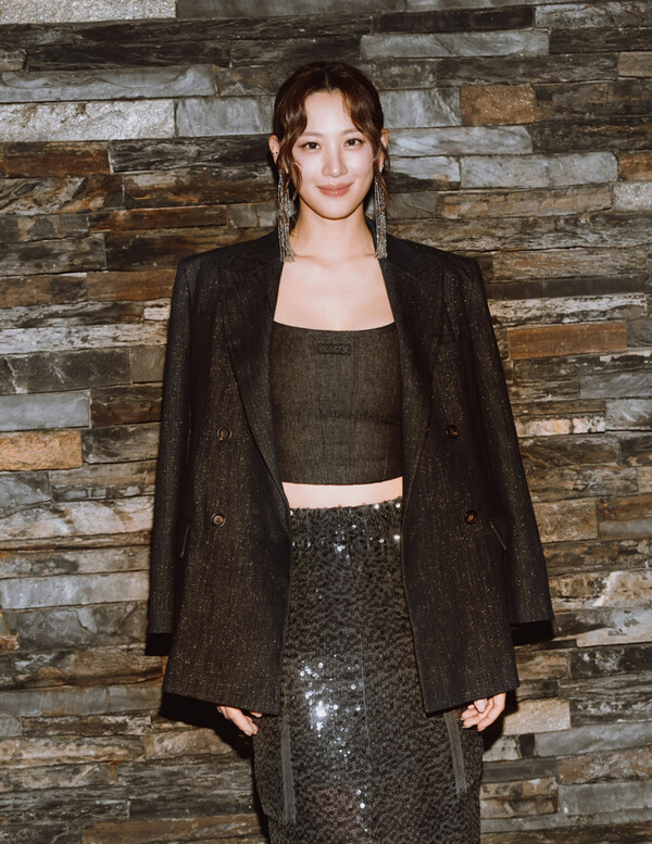 배우 수현, 싱가포르 매료시킨 여신 미모