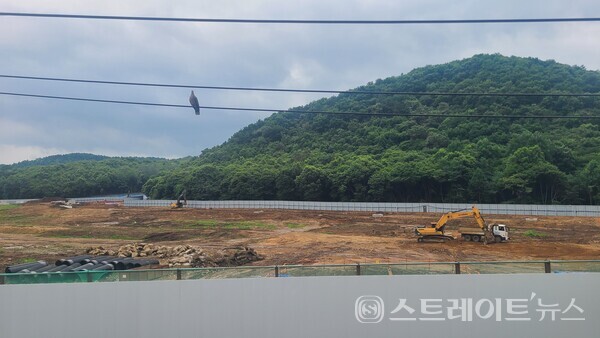 에이치엘디앤아이(HLD&I)한라가 경기도 용인특례시 처인구 포곡읍 금어지구에 인공지능(AI)기반의 교육특화 대단지 아파트 ‘용인 둔전역 에피트'는 마구산 숲세권으로 쾌적한 주거환경이 돋보인다.(사진 함영원 기자)