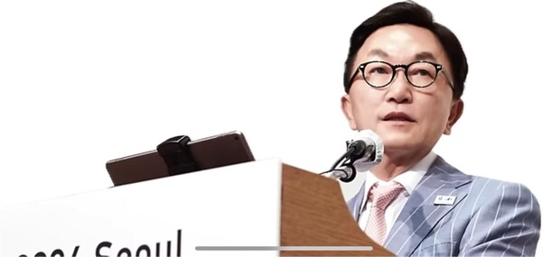 지난 3일, 국제경영학회(AIB) 연례학회에서 ‘올해의 글로벌 CEO’ 로 선정, 기조연설하는 모습. 미래에셋 제공.