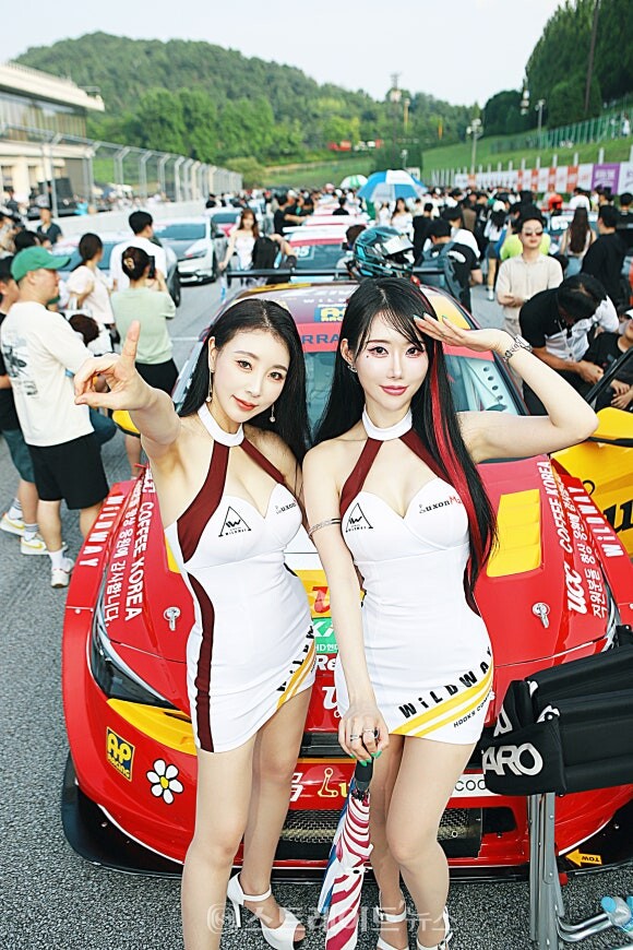 레이싱모델 임서아(왼쪽), 도유리. 양용은 기자 taeji1368@naver.com