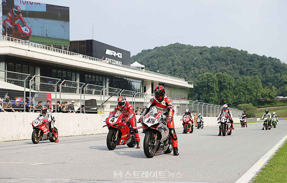 슈퍼바이크 주행 퍼포먼스. 양용은 기자 taeji1368@naver.com