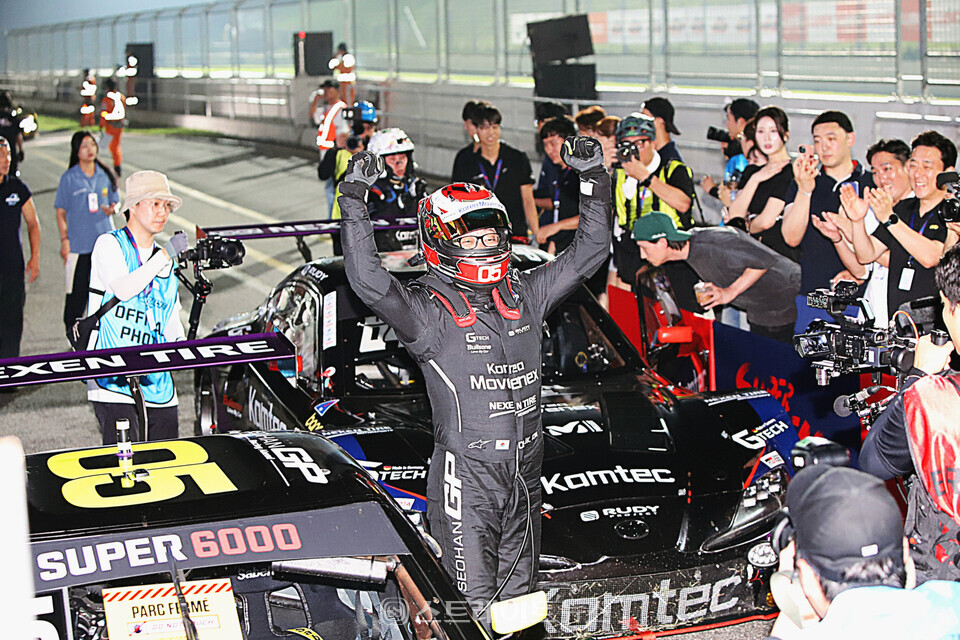 서한 GP 김중군이 2024 슈퍼레이스 5라운드 슈퍼 6000 클래스 우승을 기뻐하고 있다. 양용은 기자 taeji1368@naver.com