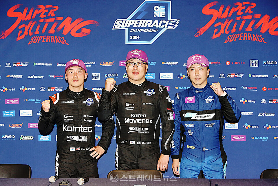 슈퍼 6000 클래스 5라운드 포디움에 오른 (왼쪽부터) 2위 정의철(서한 GP), 1위 김중군(서한 GP), 3위 오한솔(오네 레이싱) 기자회견 포토타임. 양용은 기자 taeji1368@naver.com