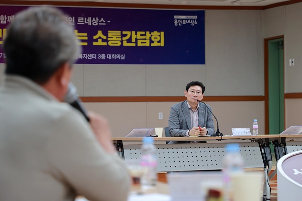 경기 용인시 이상일 시장이 지난 16일 처인구 포곡읍 행정복지센터에서 열린 주민간담회에서 한 시민의 발언을 듣고 있다. 용인시 제공.