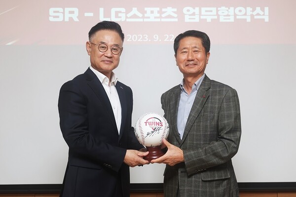 에스알(SR, 대표이사 이종국)은 18일 잠실야구장에서 LG트윈스와 ‘SRT 패밀리데이’를 열어 이종국 대표이사가 시구에 나서고 임직원·협력사 직원들과 단체관람을 함께한다.(사진 왼쪽부터·지난해 업무협약에 참석한 이종국 에스알 대표이사와 김인석 LG스포츠 대표이사)
