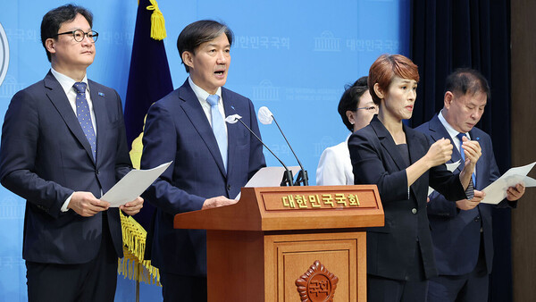 조국혁신당 조국 당대표 후보자가 18일 국회소통관에서 기자회견을 하고 있다. 연합뉴스