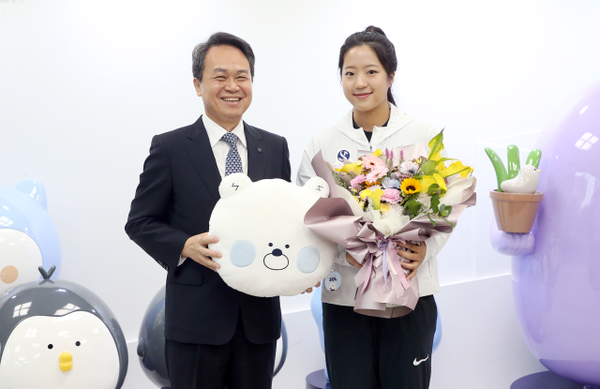 신유빈 선수를 격려하는 진옥동 회장. 신한금융 제공.