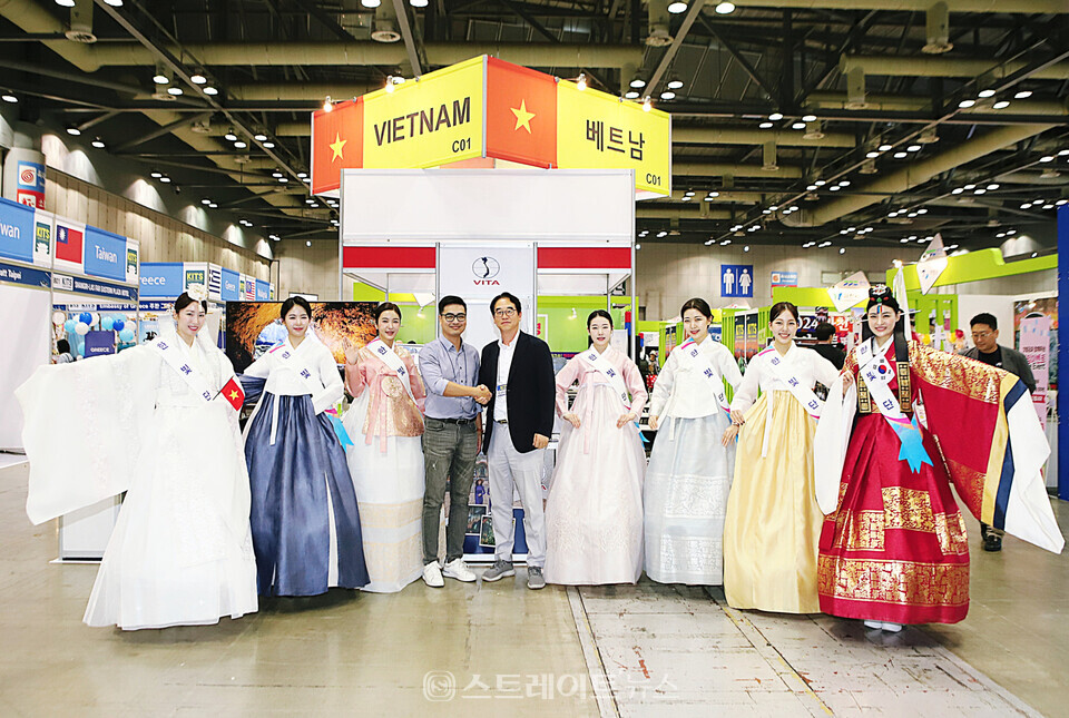 한빛단 김두천(왼쪽 다섯 번째) 대표와 모델들, 베트남 부스 관계자 기념촬영. 양용은 기자 taeji1368@naver.com