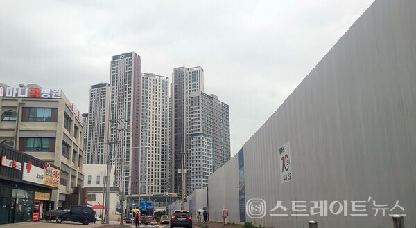 한양이 김포 북변4  재개발개발구역에 분양 예정인 '한강 수자인 오브센트' 건설현장. 김포 골드라인 걸포북변역 초역세권 인근에 '한강 메트로자이'(사진 내 초고층 아파트)를 능가하는 명품 대단지로 자리잡을 전망이다.(사진 : 함영원 기자)