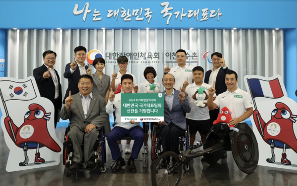 함영주 하나금융그룹 회장(사진 앞줄 왼쪽에서 두 번째)이 패럴림픽 국가대표 선수단과 함께 기념 촬영을 한 모습. 하나금융 제공.