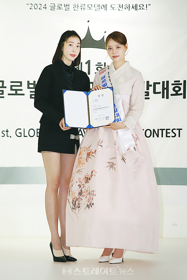 ‘제1회 글로벌한류모델선발대회’ 포토제닉 수상자 최수진(오른쪽)과 한빛단 김민경 회장 기념촬영. 양용은 기자 taeji1368@naver.com