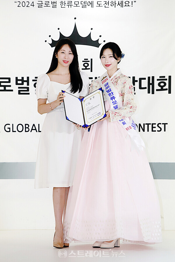 ‘제1회 글로벌한류모델선발대회’ 뷰티상 수상자 이보형(오른쪽)과 2023 코리아한복미인선발대전 진 김희진 기념촬영. 양용은 기자 taeji1368@naver.com