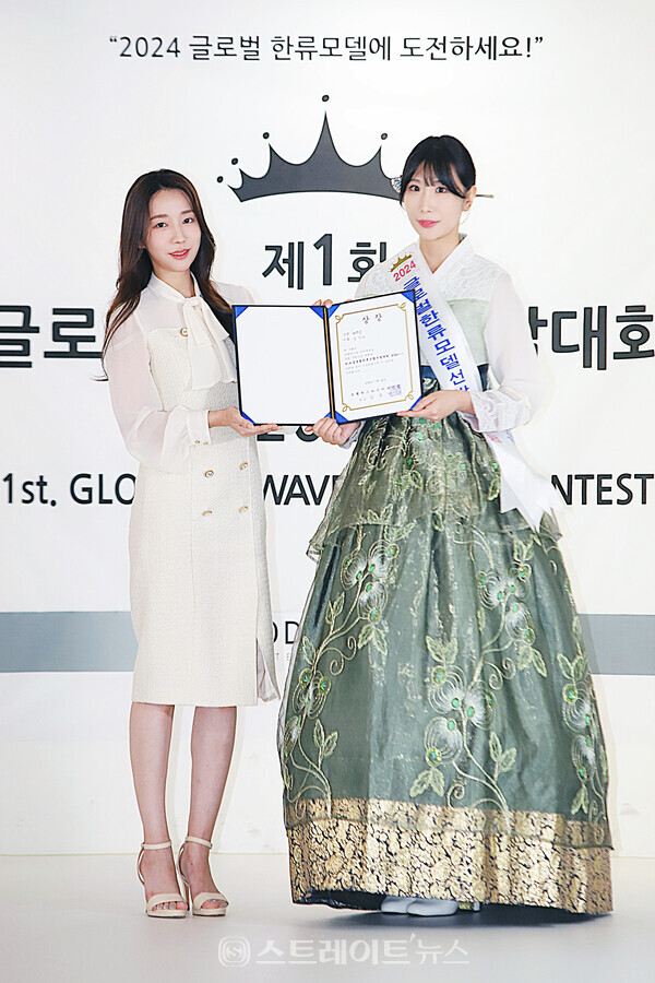 ‘제1회 글로벌한류모델선발대회’ 패션상 수상자 임수지(오른쪽)와 bnt 월드뉴스 정윤지 기자 기념촬영. 양용은 기자 taeji1368@naver.com