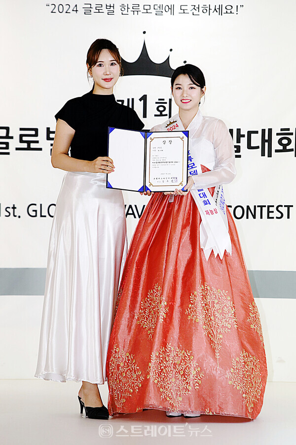 ‘제1회 글로벌한류모델선발대회’ 재능상 수상자 허신혜(오른쪽)와 2022 뷰티퀸코리아선발제전 진 조여은 기념촬영. 양용은 기자 taeji1368@naver.com