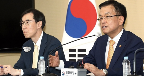 최상목 부총리 겸 기획재정부 장관(오른쪽) 모습. 연합뉴스 제공.