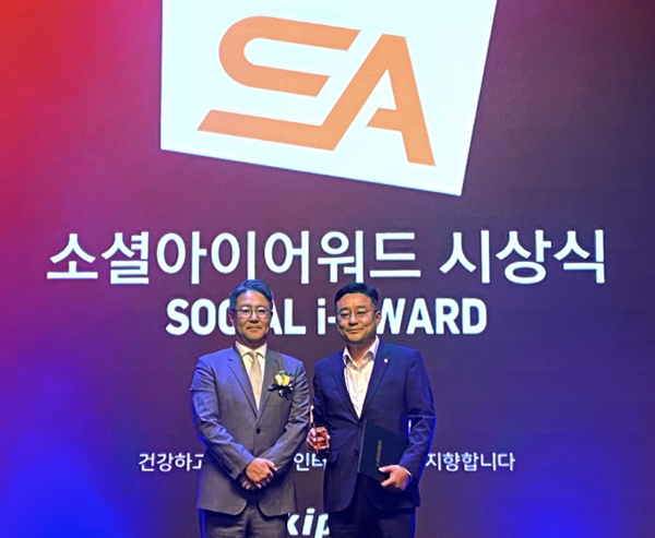 (왼쪽부터) 민승재 한국인터넷전문가협회장과 신충섭 한화투자증권 경영지원실 상무. 한화투자증권 제공.