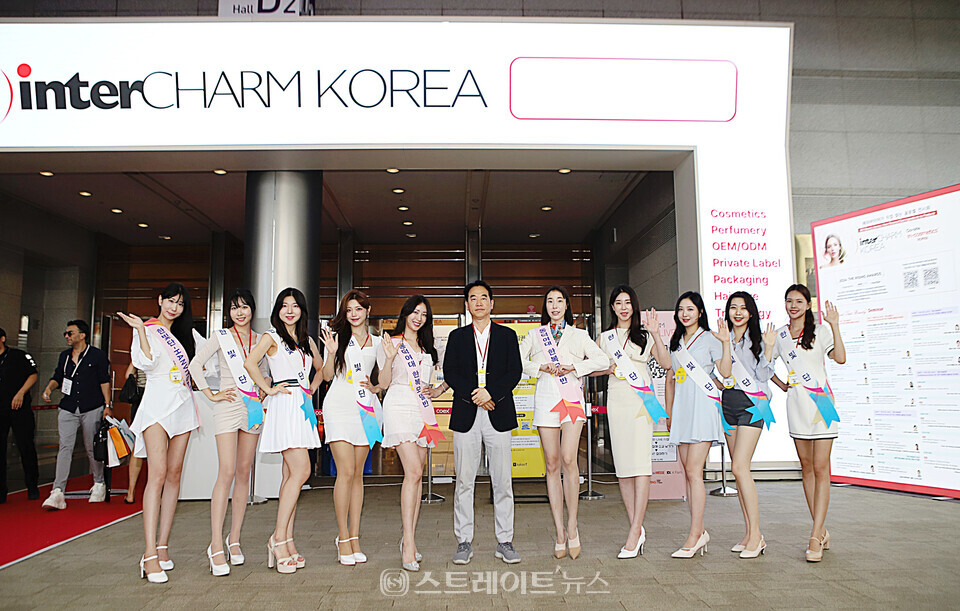2024 인터참코리아에서 한빛단 김두천 대표, 김민경 회장과 모델들 단체 기념촬영. 양용은 기자 taeji1368@naver.com