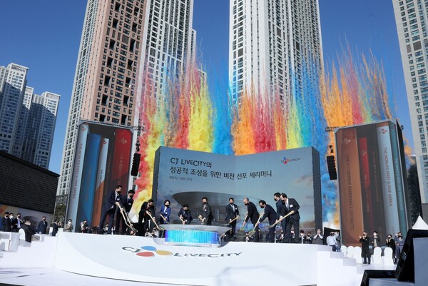 지난 2021년 10월 27일 경기도 고양시 장항동 부지에서 열린 CJ라이브시티 아레나 착공 및 비전 선포식에서 참석자들이 착공 세리머니를 하고 있다. 연합뉴스