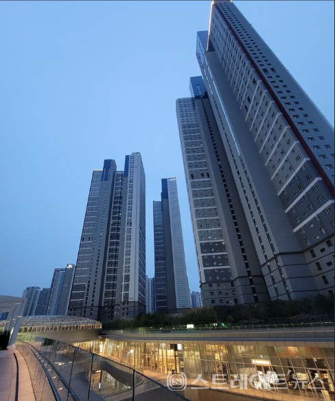 청약홈에 한때 110만명이 넘는 접속으로  래미안 원펜타스와 동탄역 롯데캐슬의 청약자들의 접속이 지연, 원성이 높았다. 사진 : 동탄역 롯데캐슬