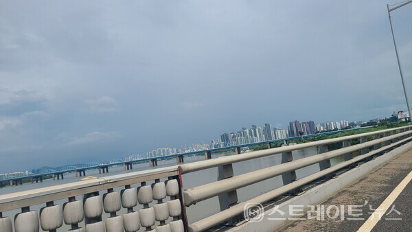 올림픽대로에서 본 '래미안 원펜타스' (사진 : 장도은 기자)