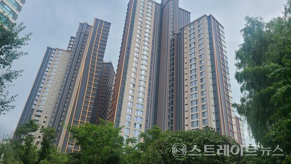 당첨 시 시세 차익이 15억원 내외의 후분양 '래미안 원펜타스'(건설현장)가 특별공급에서 4만여명의 다자녀각구와 신혼부부가 쇄도, 352 대 1의 경쟁률을 기록, 올해 최고 경쟁률을 기록했다.(사진 : 장도은 기자)